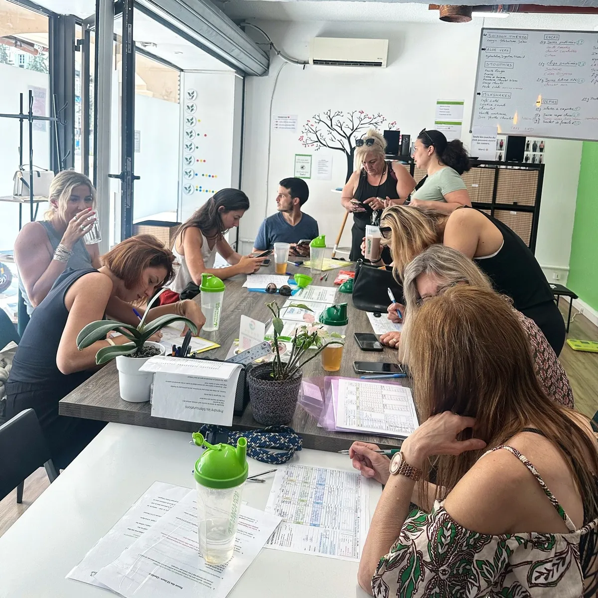 Une discussion entre membres au club Le Barla Nutrition