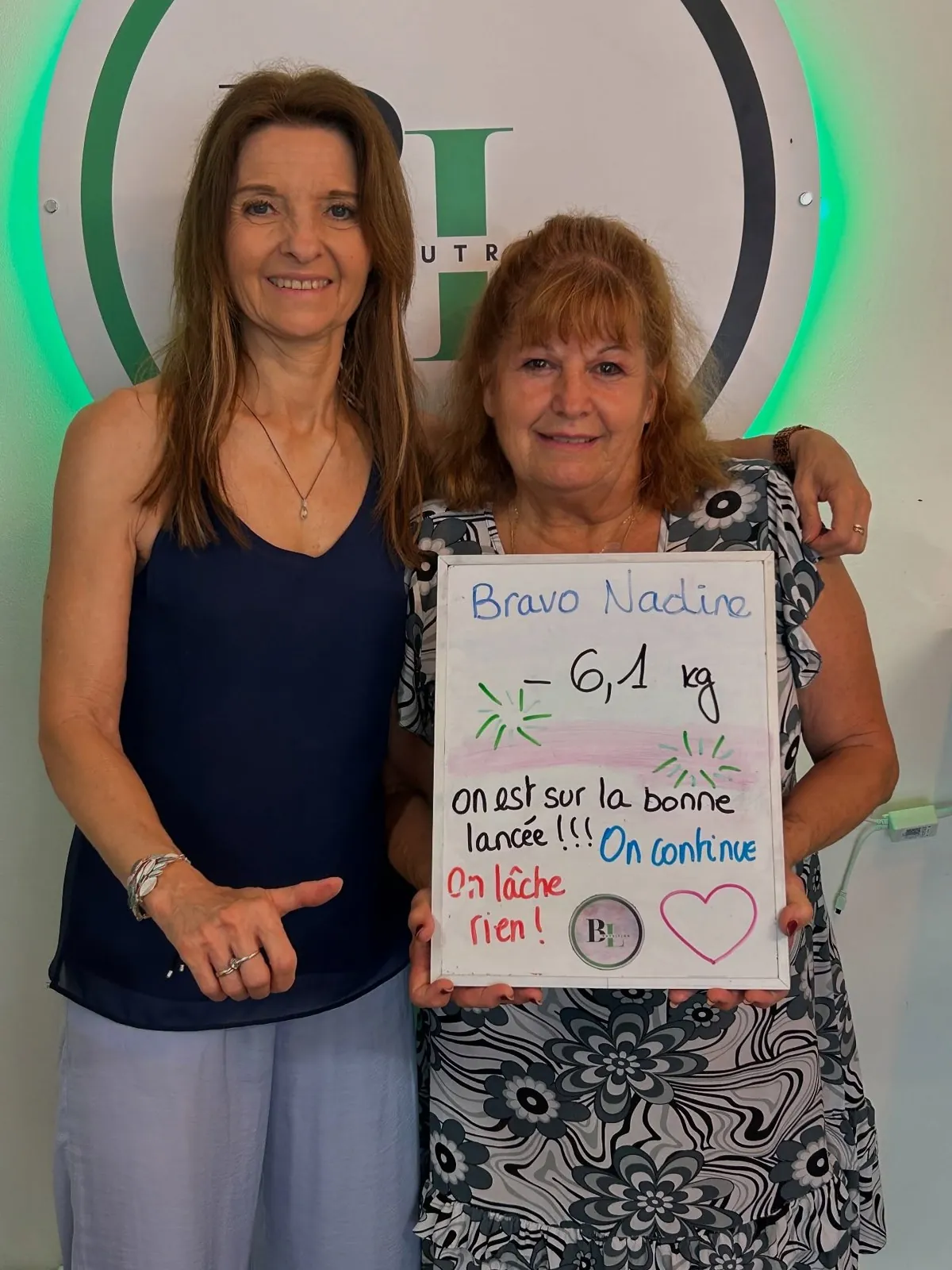 Ardoise de bilan en main, un membre du club Le Barla Nutrition