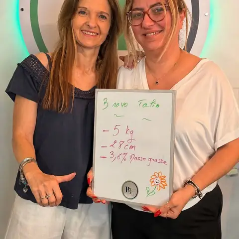 Ardoise de bilan en main, une membre du club de Nice