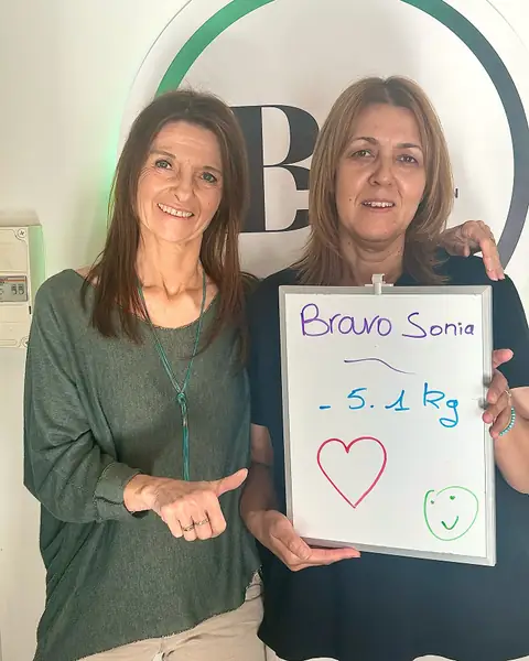 Une membre du club Le Barla Nutrition avec son ardoise de bilan
